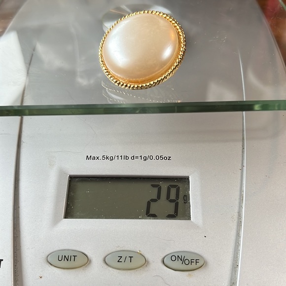 Large faux pearl brooch set in twisted gold tone frame 1980s minimalist - Picture 8 of 9